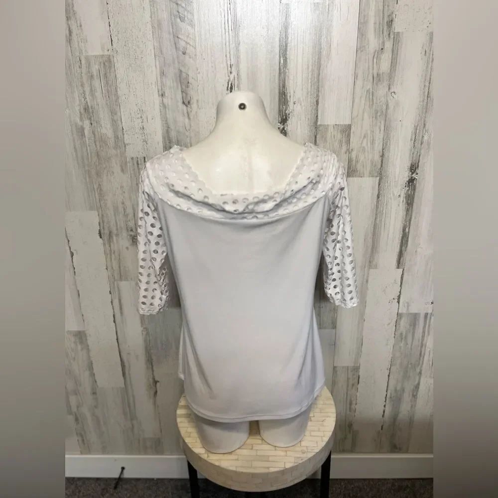White blouse - Picture 2 of 5